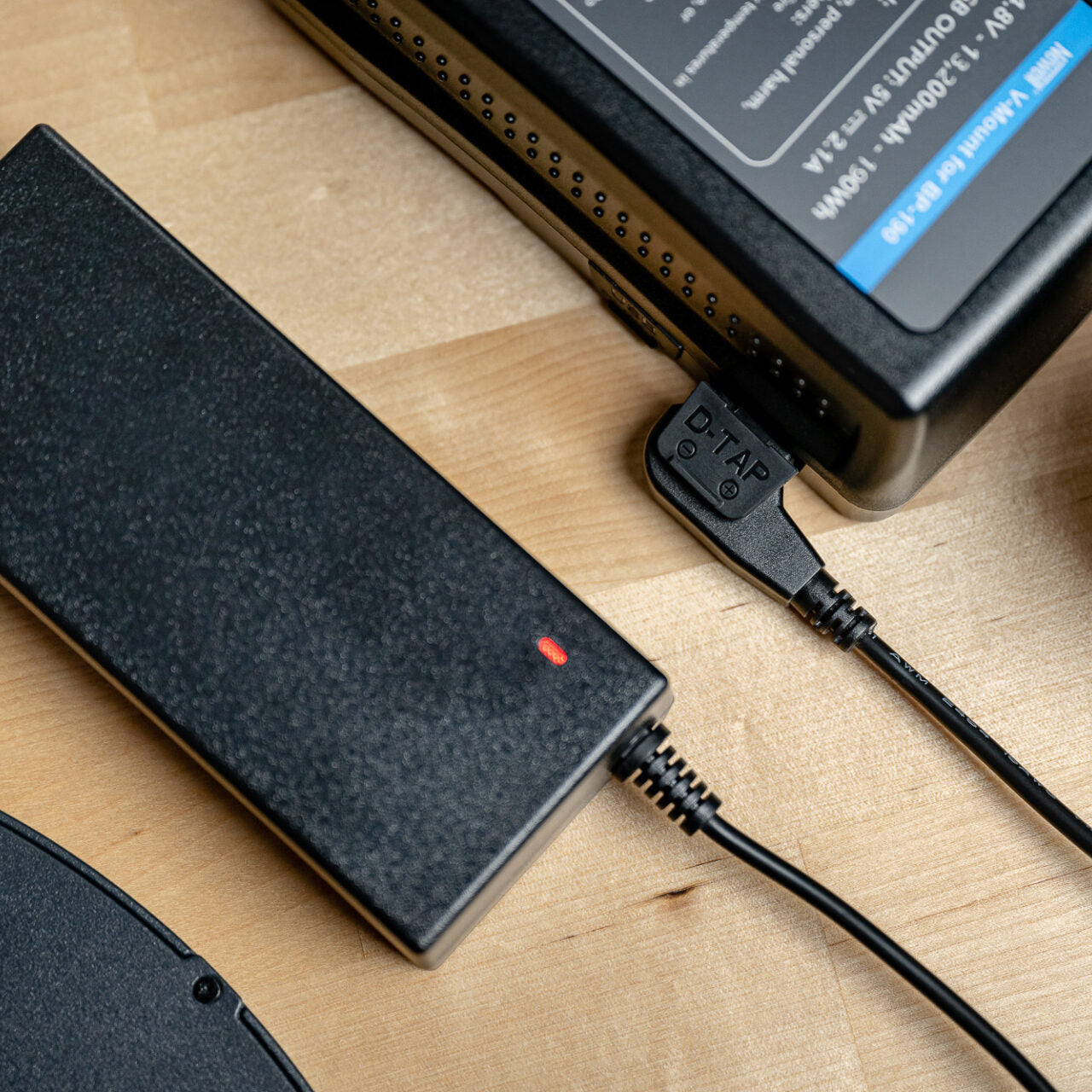 Newell D-Tap 16.8V / 5A Ladegerät für V-Mount Akkus - Newell Pro DE