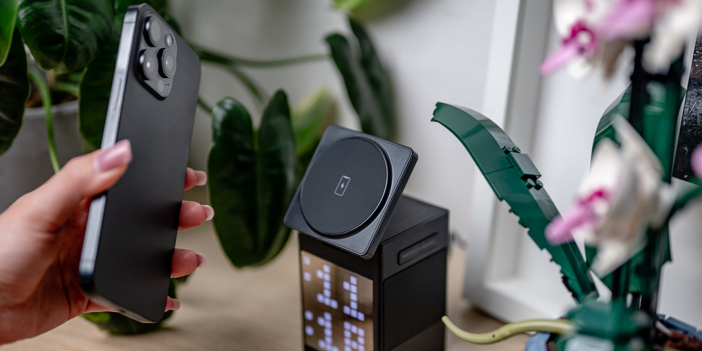 Newell induOne MagPlay MagSafe Ladegerät mit Lautsprecher und Display für 3 mobile Geräte