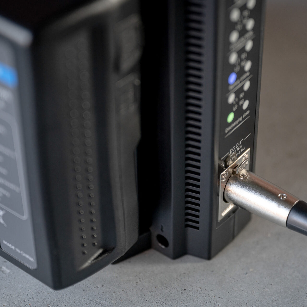 Newell BP-4CH 4-Kanal-Ladegerät für V-Mount Akkus - Newell Pro DE