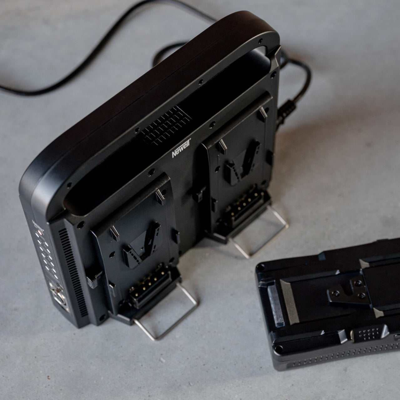 Newell BP-4CH 4-Kanal-Ladegerät für V-Mount Akkus - Newell Pro DE